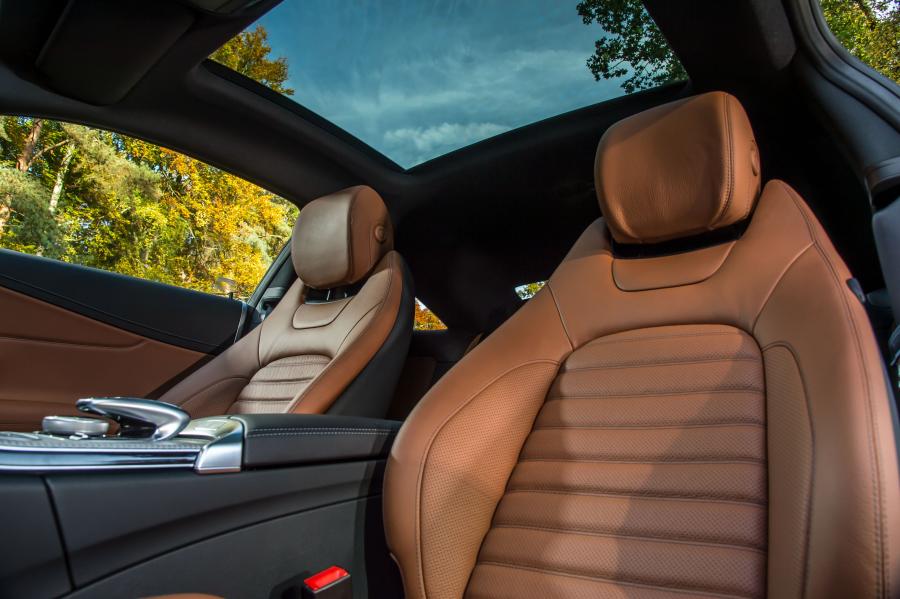 Детали интерьера Mercedes-AMG C43 4Matic Coupe 2016 года  (UK) (фото 23 из 30)